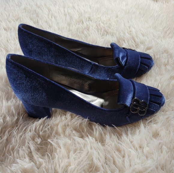 NWOT Bandolino Blue Velvet Heels 7 1/2 - Picture 4 of 7